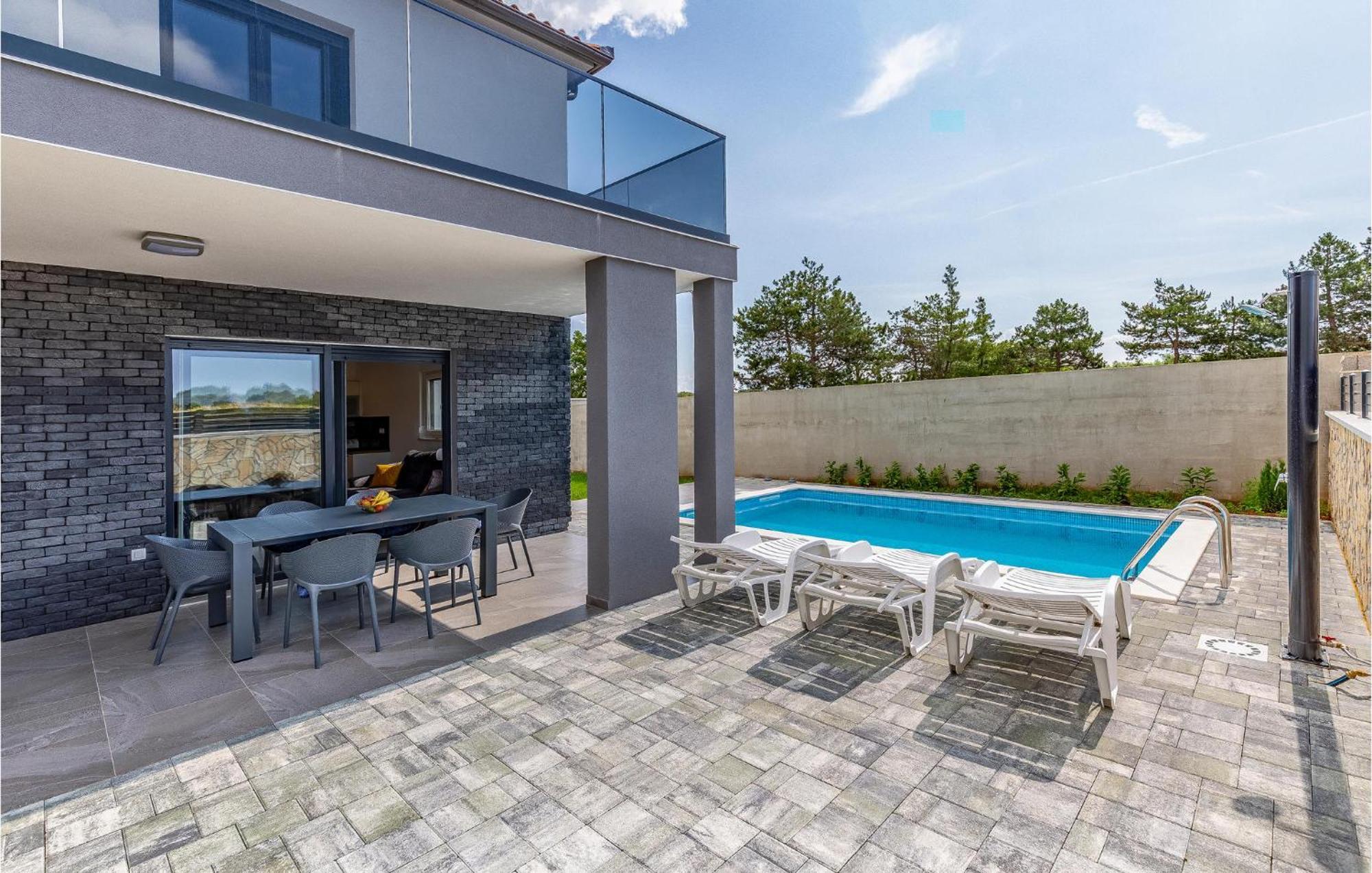 Ferienhaus Gorgeous In With Kitchen Pula