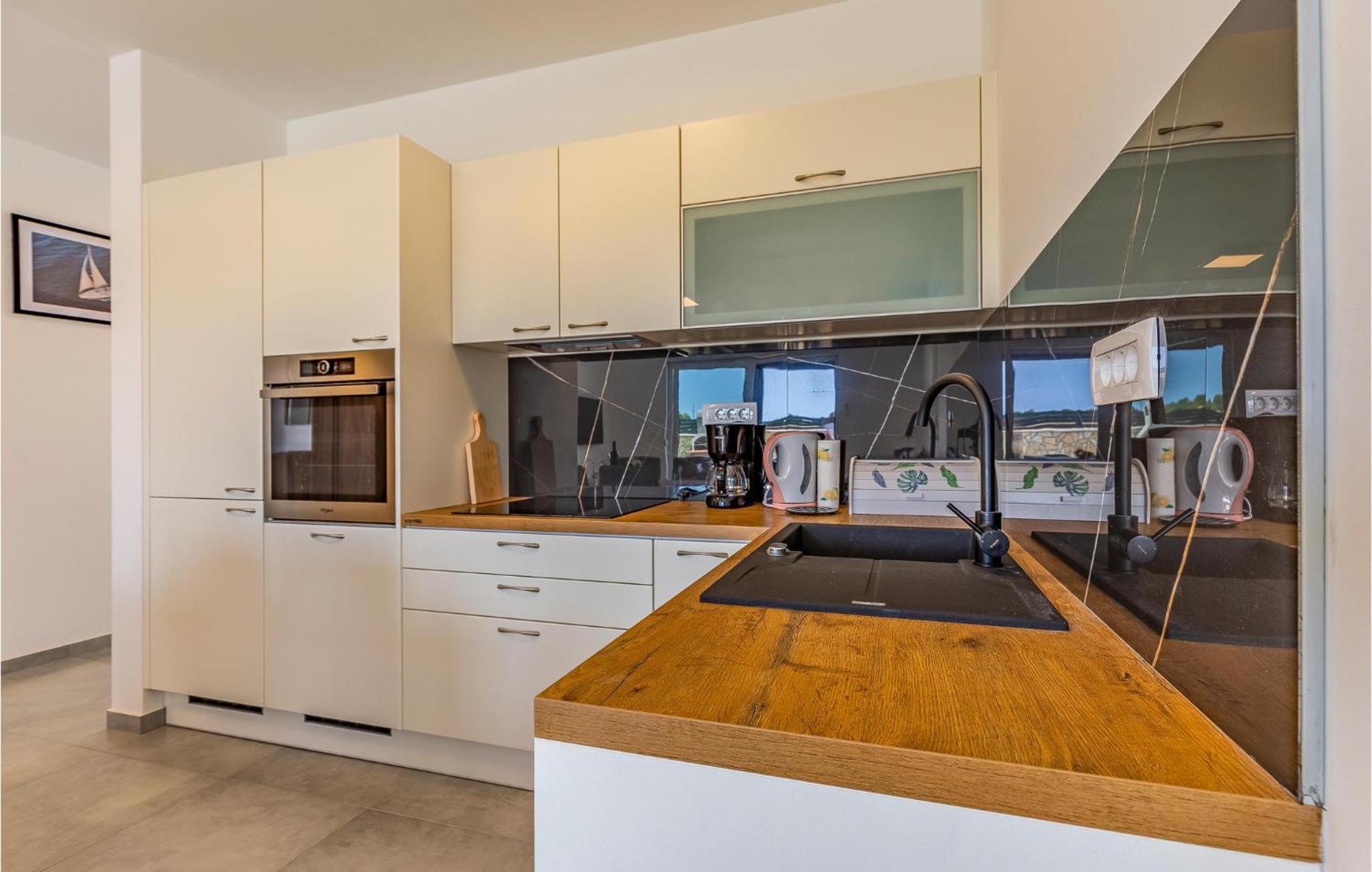 Ferienhaus Gorgeous In With Kitchen Pula